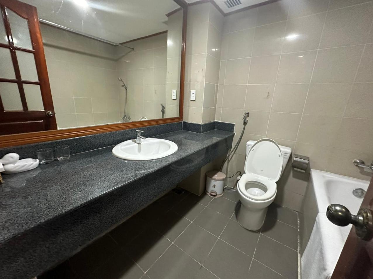 Ngoc Thu Hotel Soc Trang Buitenkant foto